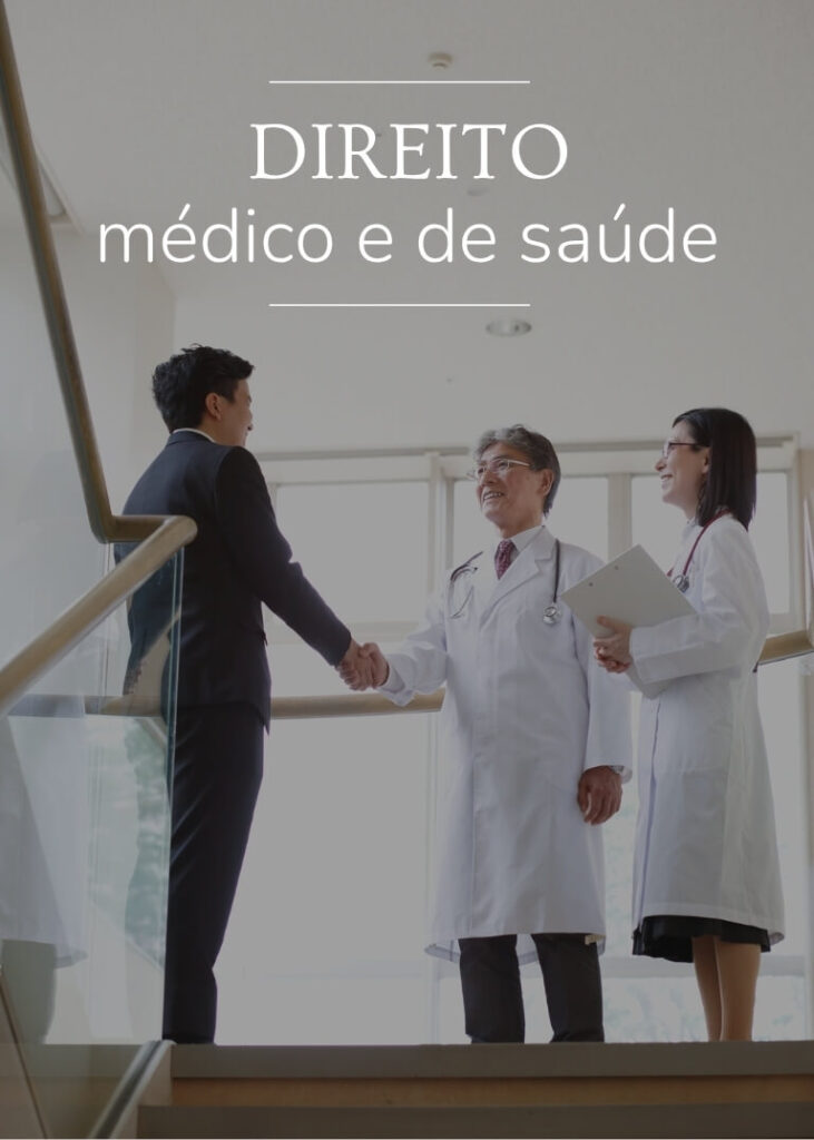 dois medicos atendendo advogado especialista em processos contra planos de saude