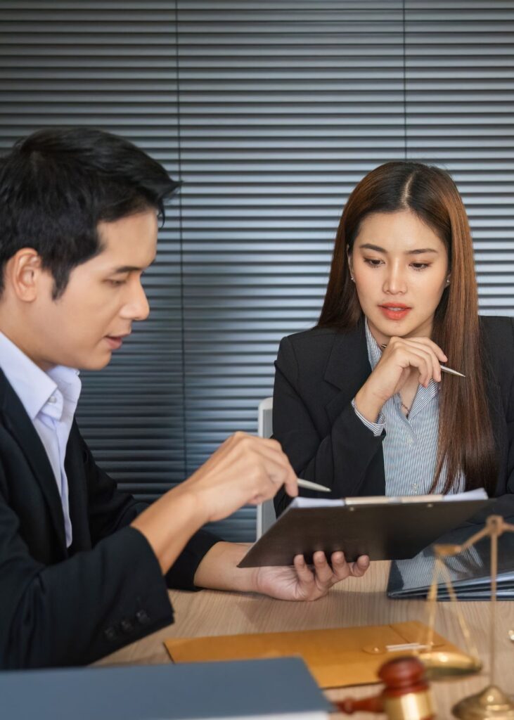 Advogado Empresarial Estratégico preparando defesa preventiva de litígio